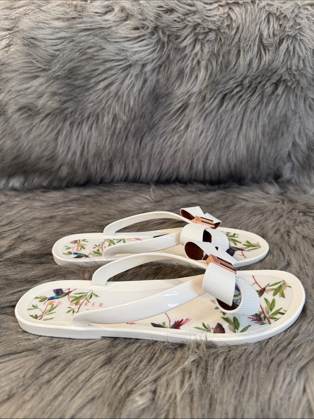 Ted Baker White Floral Bow Flip Flop Sandals with Rose-Gold Accent Size 39